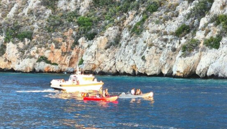 Alabora olunca kayalıklara tırmandılar!