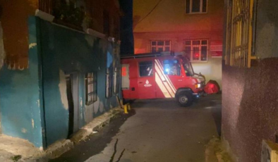 İstanbul'da 3 katlı binanın çatısında yangın