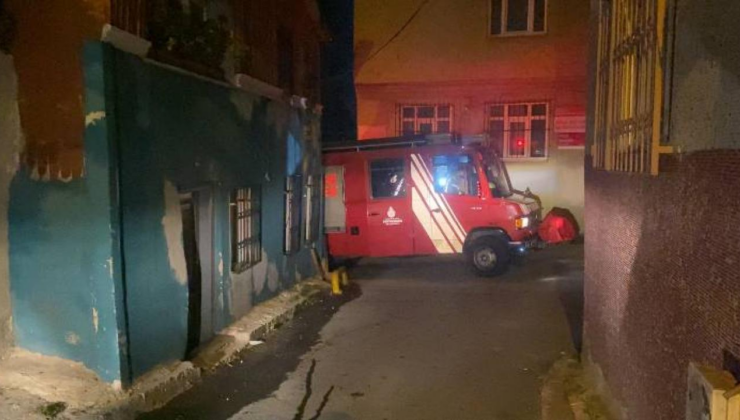 İstanbul'da 3 katlı binanın çatısında yangın