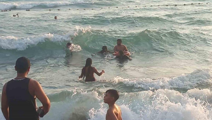 Hatay’da denizde boğulma tehlikesi geçiren iki genç kız kurtarıldı