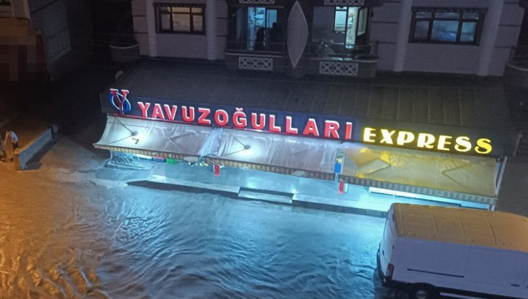 Ankara’da yollar göle döndü, şimşekler gökyüzünü aydınlattı