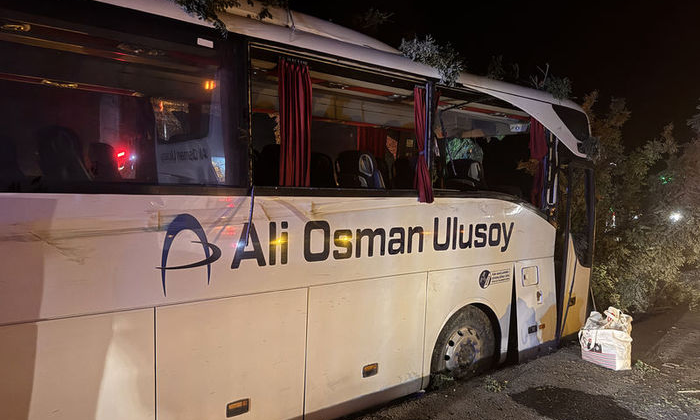 Yolcu otobüsü refüjdeki ağaçlara çarptı: 1 ölü, 13 yaralı