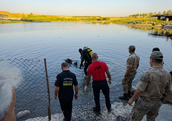 Serinlemek için girdiği çayda boğuldu