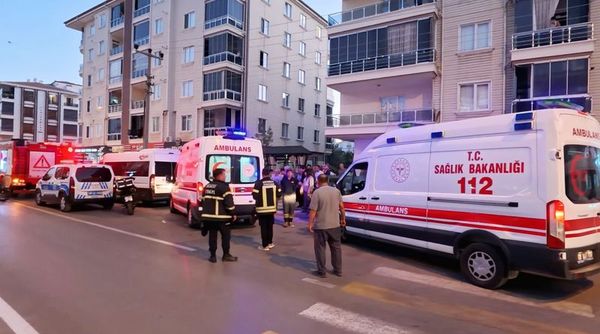 Tamirdeki asansör zemine çakıldı: 2 işçi yaralandı