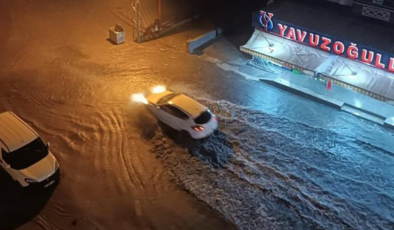 Ankara sele teslim oldu: Yollar göle döndü