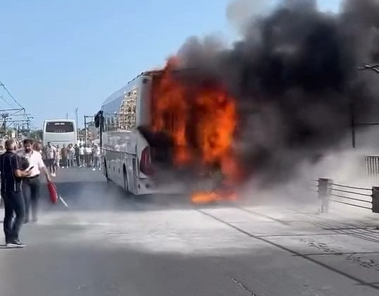 Sultangazi'de servis alev aldı