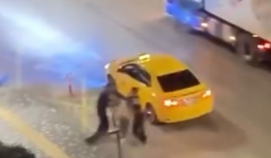 Önce kadını darp etti, sonra arkadaşının üzerine bıçakla yürüdü
