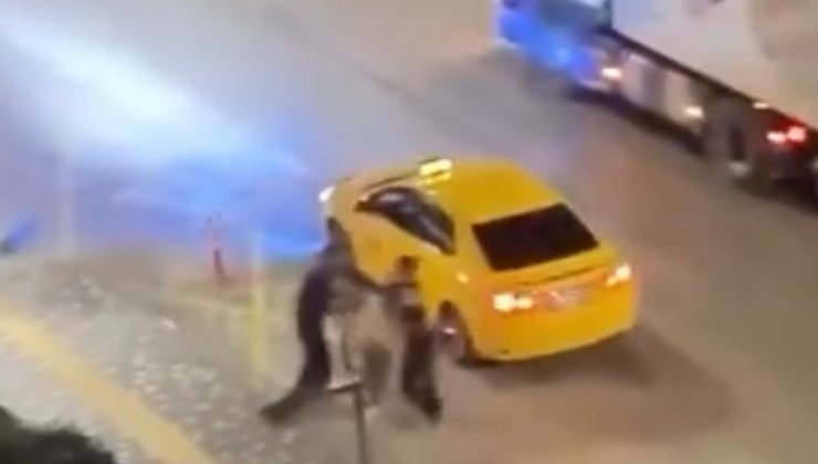 Önce kadını darp etti, sonra arkadaşının üzerine bıçakla yürüdü