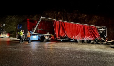 Şarampole devrilen TIR ulaşımı aksattı
