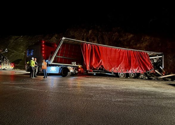 Şarampole devrilen TIR ulaşımı aksattı