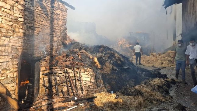 Kütahya'da 2 ev ile 4 samanlık yandı
