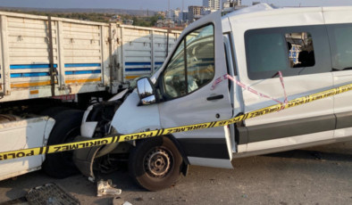 Öğrencileri Mersin'e tatile getiren minibüs kaza yaptı: 2 ölü, 10 yaralı