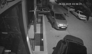 Sokak sokak gezdi, arabaların aynalarını parçaladı! İşte o anlar…