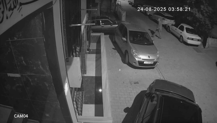 Sokak sokak gezdi, arabaların aynalarını parçaladı! İşte o anlar…