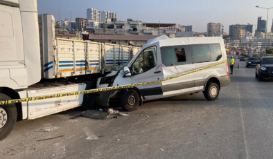 Öğrencileri taşıyan minibüs tıra çarptı: 2 ölü, 10 yaralı