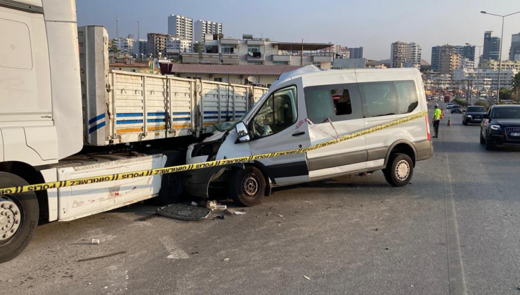 Öğrencileri taşıyan minibüs tıra çarptı: 2 ölü, 10 yaralı