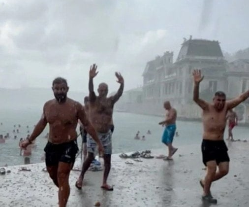 Bebek'te yağmur coşkusu denizde yaşandı