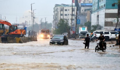 Pakistan'da muson, 785 can aldı!