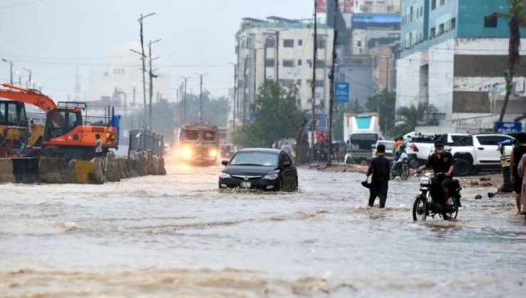 Pakistan'da muson, 785 can aldı!