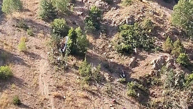 Sivas'ta tarım işçilerini taşıyan minibüs uçuruma yuvarlandı: 3 ölü, 4'ü ağır 18 yaralı - Resim : 1