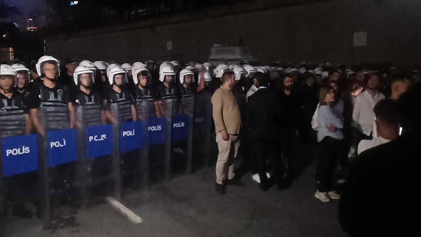 CHP İstanbul İl Başkanlığı'na gidiş yolu sivillere kapatıldı! Polis barikat koruyor - Resim : 1
