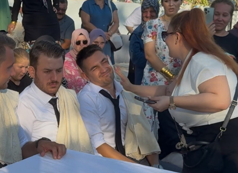 100 yıllık gelenek: Para verip damada tokat atıyorlar - Resim : 1