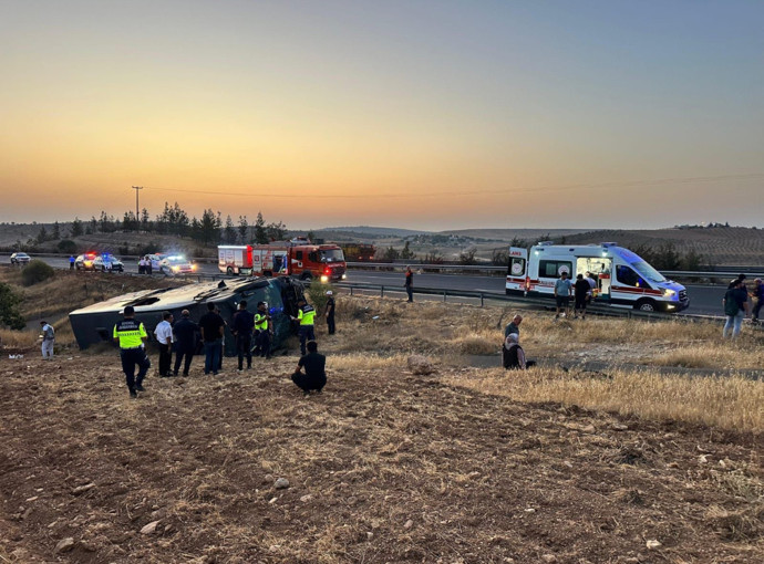 Şanlıurfa'da yolcu otobüsü devrildi: Çok sayıda yaralı var - Resim : 1
