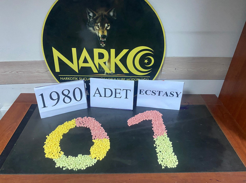 Otomobildeki hoparlörden 2 bine yakın uyuşturucu hap çıktı: Bahanesi pes dedirtti - Resim : 2
