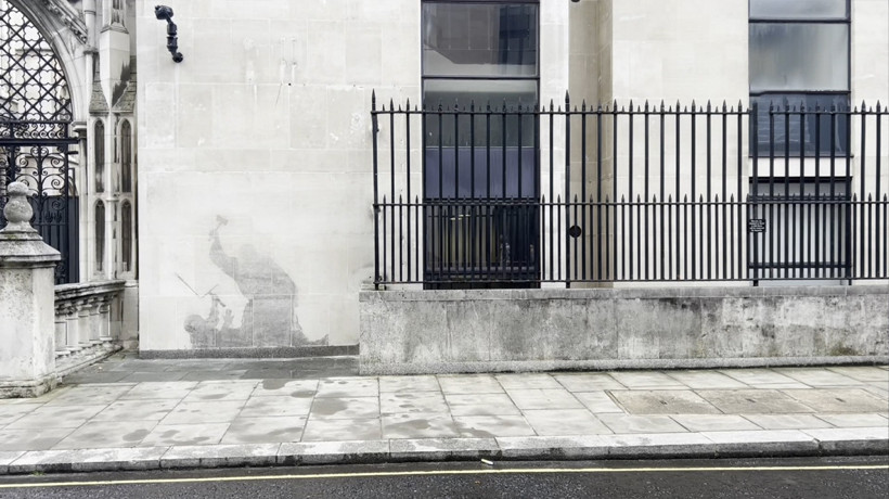 Banksy’nin Londra' Kraliyet Adalet Sarayı’ndaki eseri 'silindi': Sosyal medya yeni halini konuşuyor - Resim : 2