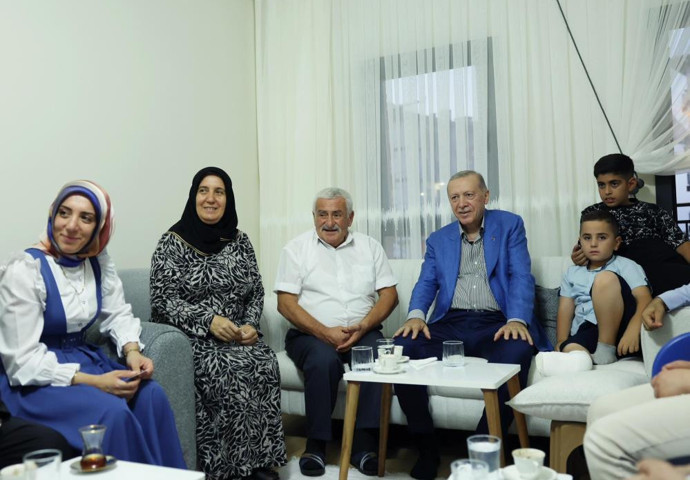 Cumhurbaşkanı Erdoğan, depremzede aileyi ziyaret etti - Resim : 1