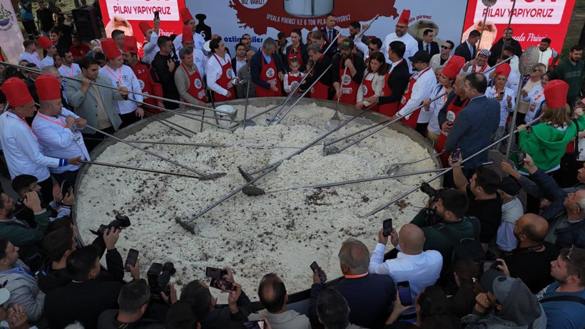 Türkiye'nin en büyük tenceresinde 6 ton pilav pişirildi - Resim : 1