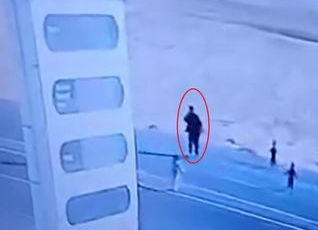 Kahreden haber… Yoldaki çocukları kurtarmak istedi!