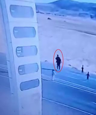 Kahreden haber… Yoldaki çocukları kurtarmak istedi!