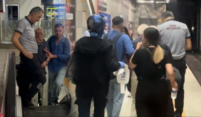 Öğrencilerin şakası yaşlı adamı raylara düşürdü! Metroda korku dolu dakikalar