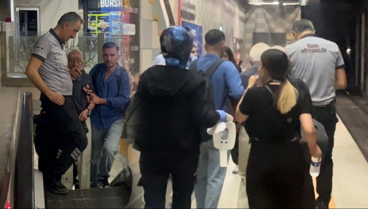 Öğrencilerin şakası yaşlı adamı raylara düşürdü! Metroda korku dolu dakikalar