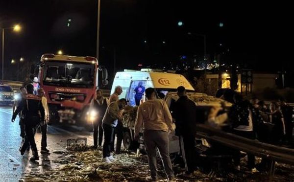 Kaza yapan kamyonette sıkışan 3 kişi yaralandı