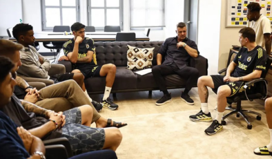 Saadettin Saran’ın futbolcularla buluşmasında dikkat çeken kare