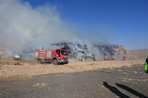 İstiflenen mısır balyaları alev aldı