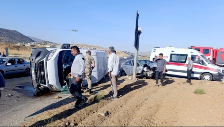 Gaziantep’te minibüs ile otomobil çarpıştı: 6 yaralı