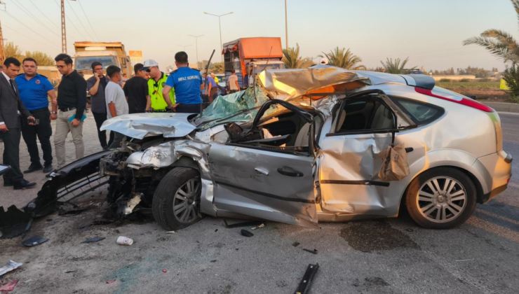 Adana'da kamyona çarpan otomobildeki 2 kişi öldü, 1 kişi yaralandı