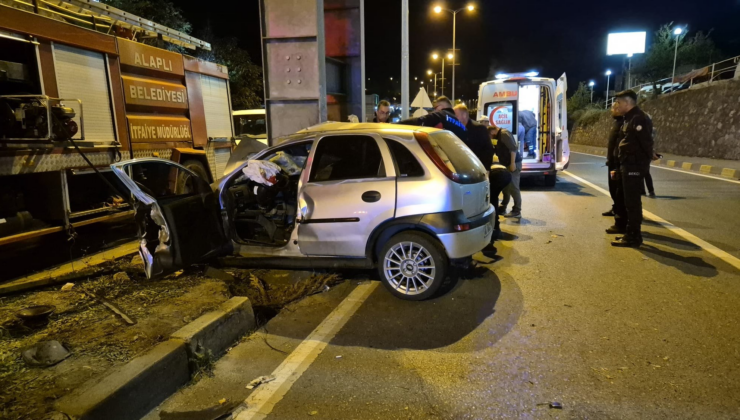 Alaplı’da otomobil üst geçide çarptı: 2 genç hayatını kaybetti