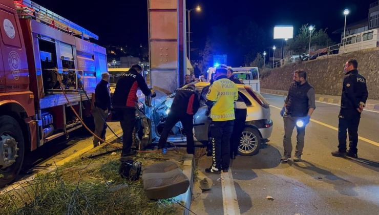 Kontrolden çıkan otomobil üst geçidin ayağına çarptı: 2 ölü