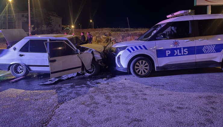 Dur ihtarına uymayan sürücü ekip aracına çarptı, 2 polis yaralandı