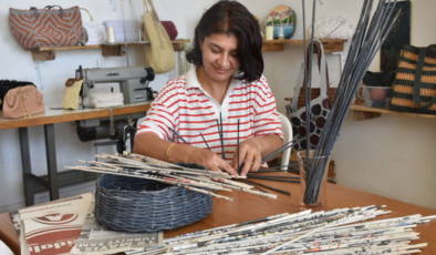 Atık kağıtları sepete dönüştürüyorlar