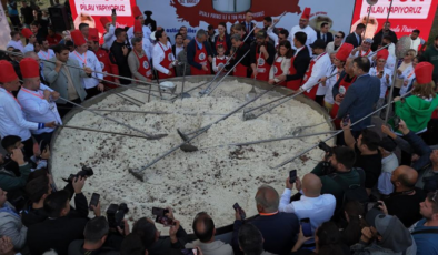 Türkiye'nin en büyük tenceresinde 6 ton pilav pişirildi