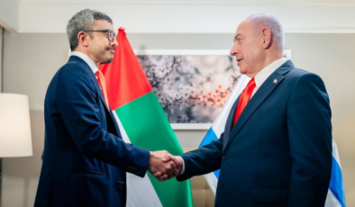 BM'de kimse yüzüne bakmadı! Arap bakan ise koşa koşa Netanyahu'nun elini sıkmaya gitti