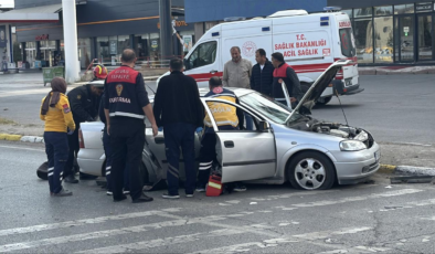 Sivas'ta iki otomobilin çarpıştığı kazada 1 kişi öldü, 3 kişi yaralandı