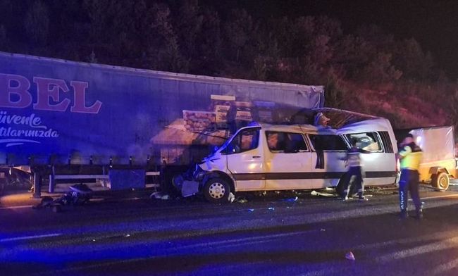 Tarsus'ta minibüs TIR'a çarptı: 3 ölü, 16 yaralı