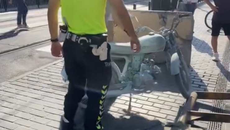 Fatih'te hareketli dakikalar: Trafikten men edildiğini öğrenince motosikletini yaktı