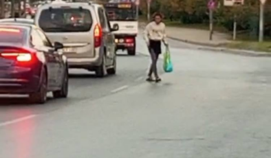 Trafiğin ortasında yola atlayıp yere oturdu!